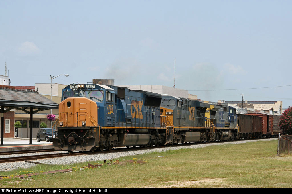 CSX 4787 leads train Q439 southbound with a variety of units